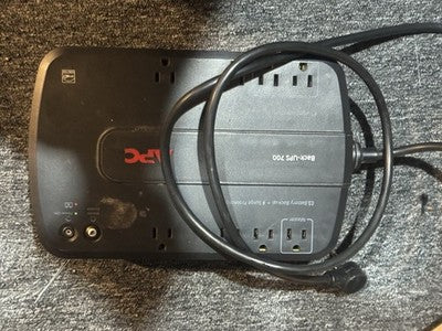 APC 700 Back-UPS + Surge Protection- W/ BATTERY BUT HAS NO CHARGE